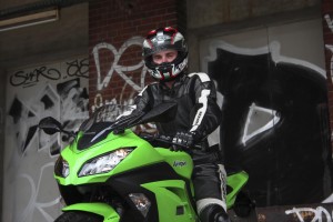 Motorradblogger mit Ninja 300