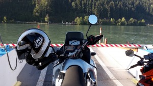 Mit dem Motorrad über die Donau